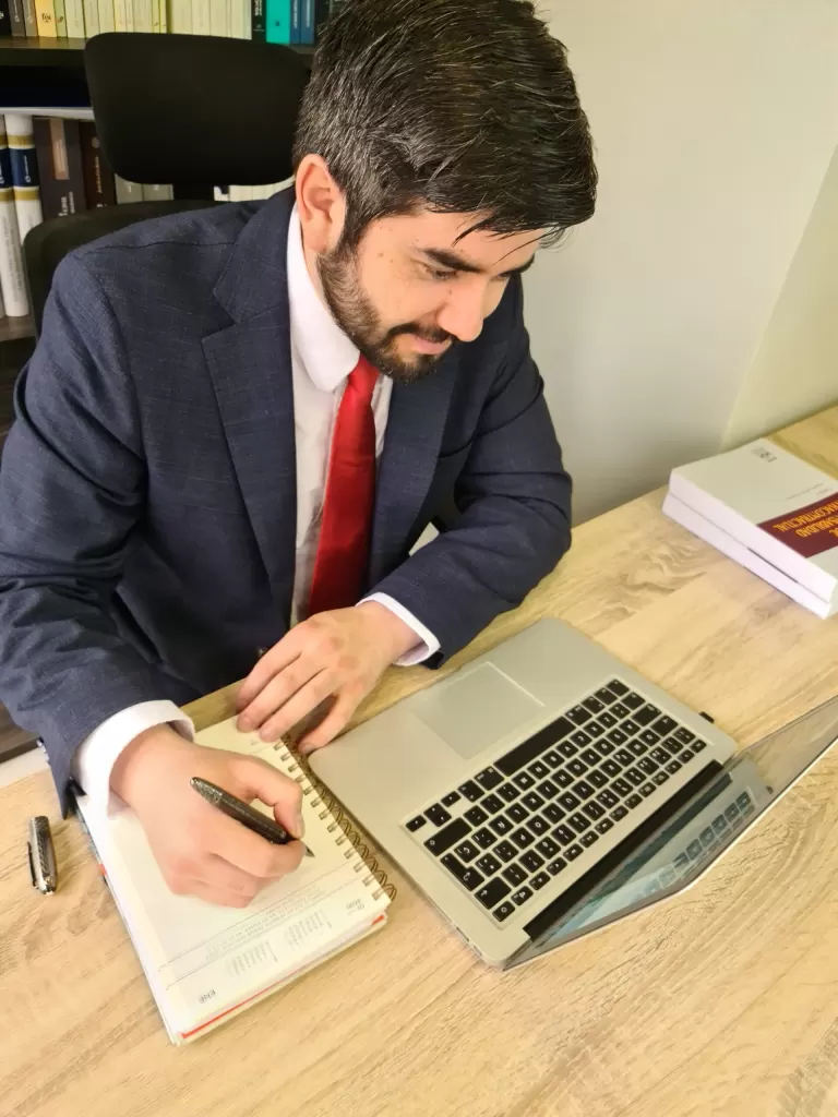 Emilio Kopaitic trabajando en un caso